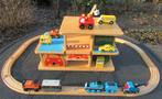 Houten garage met houten treinrails, Kinderen en Baby's, Speelgoed | Houten speelgoed, Ophalen of Verzenden, Gebruikt