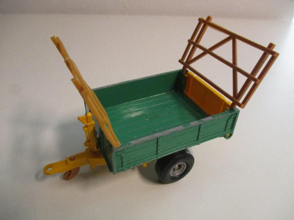 Britains kippertje met hooihekken, Hobby en Vrije tijd, Modelauto's | 1:32, Ophalen of Verzenden, Gebruikt, Tractor of Landbouw