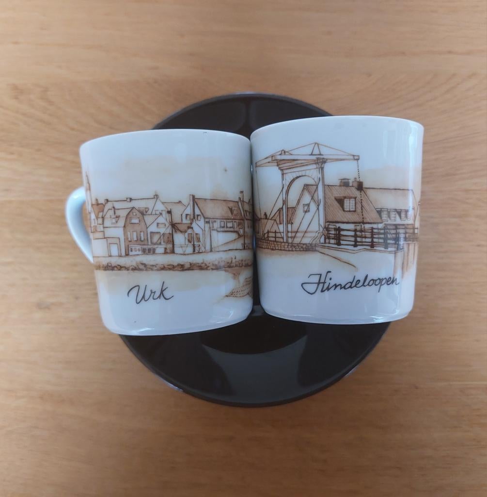 Twee kopjes met Hollandse stadsgezichten, Urk, Hindeloopen, Ophalen of Verzenden, Zo goed als nieuw, Overige stijlen, Kop(pen) en/of Schotel(s)