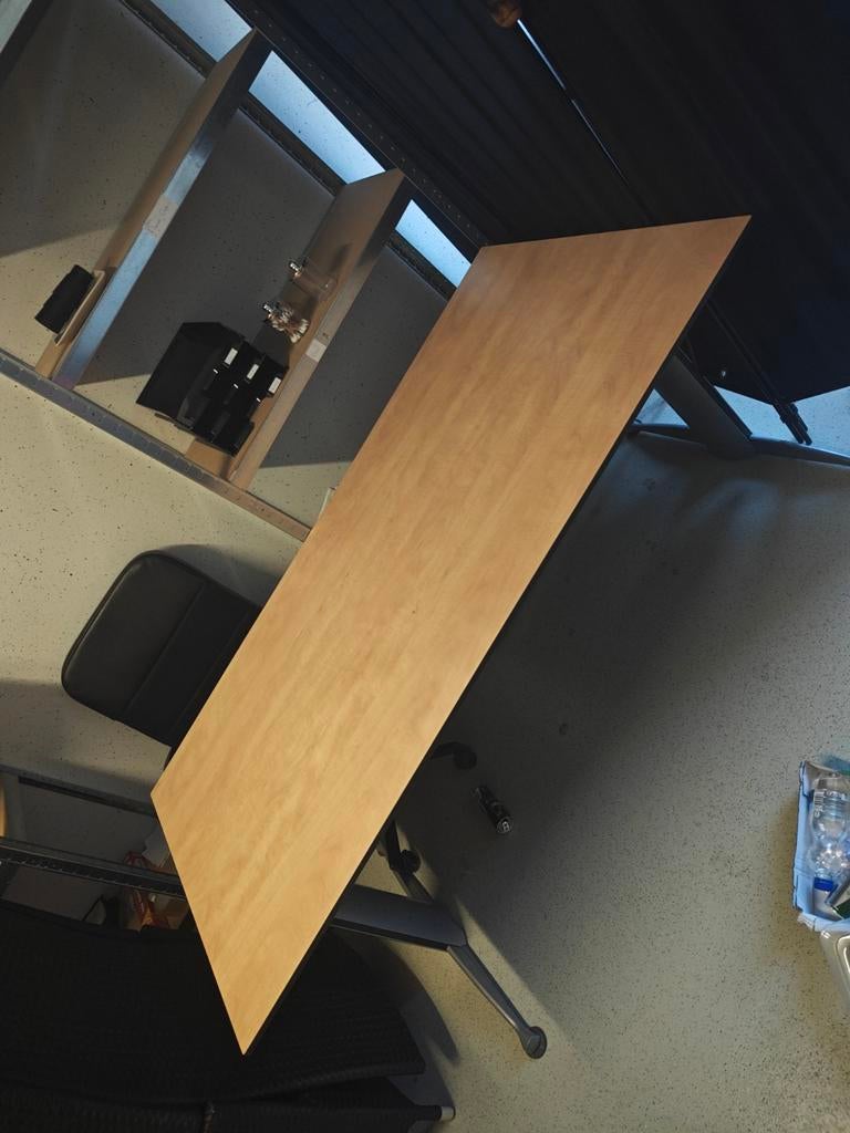 Gratis af te halen: verstelbaar bureau VANDAAG!, Huis en Inrichting, Bureaus, Ophalen, Zit-sta bureau, Gebruikt, Hout