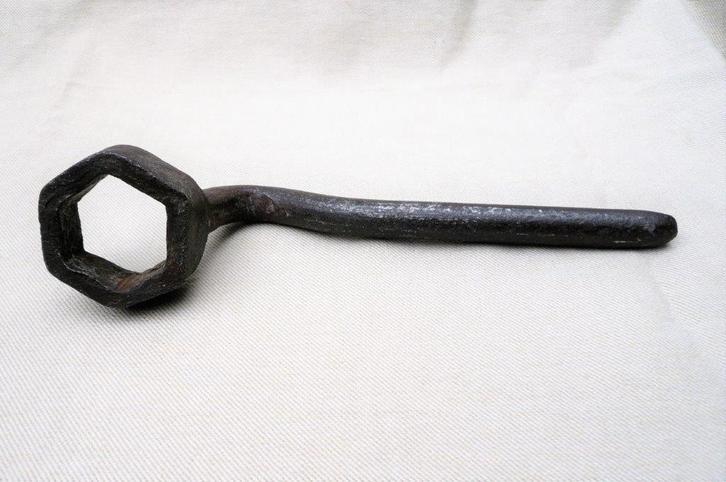 oude zelfmaak moersleutel inwendige diameter 42 mm., Antiek en Kunst, Antiek | Gereedschap en Instrumenten, Ophalen of Verzenden