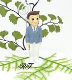 Een moderne communie jongen met een rozenkrans in zijn hand., Ophalen of Verzenden, Nieuw, Versiering, Overige