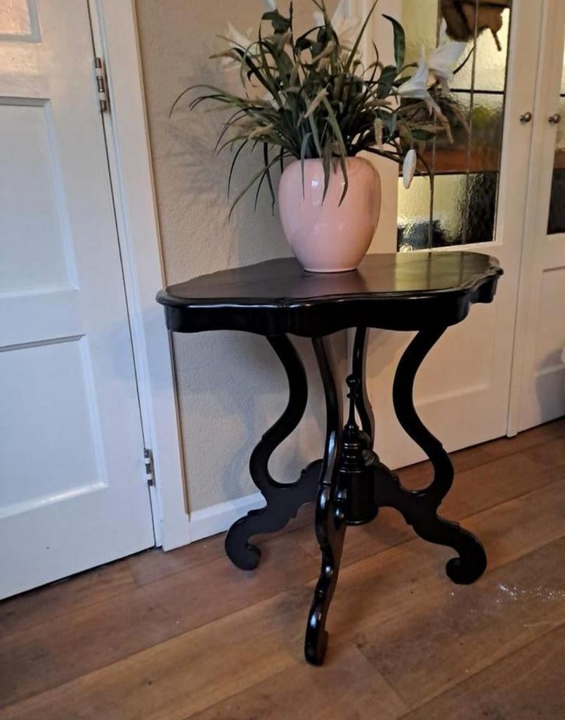 Zwart bijzettafetje/salontafel met sierlijk houtsnijwerk, Ophalen