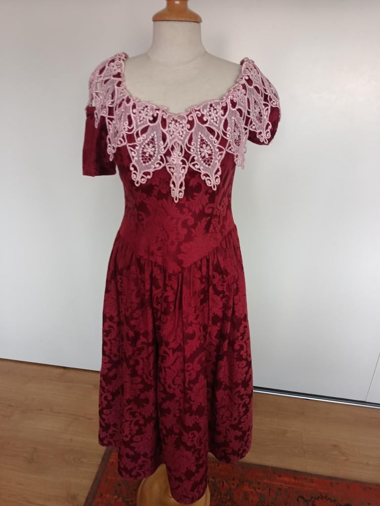 Bordeaux rood jurk gobelin stof met roze kant, Maat 38/40 (M), Ophalen of Verzenden, Gedragen, Boven de knie
