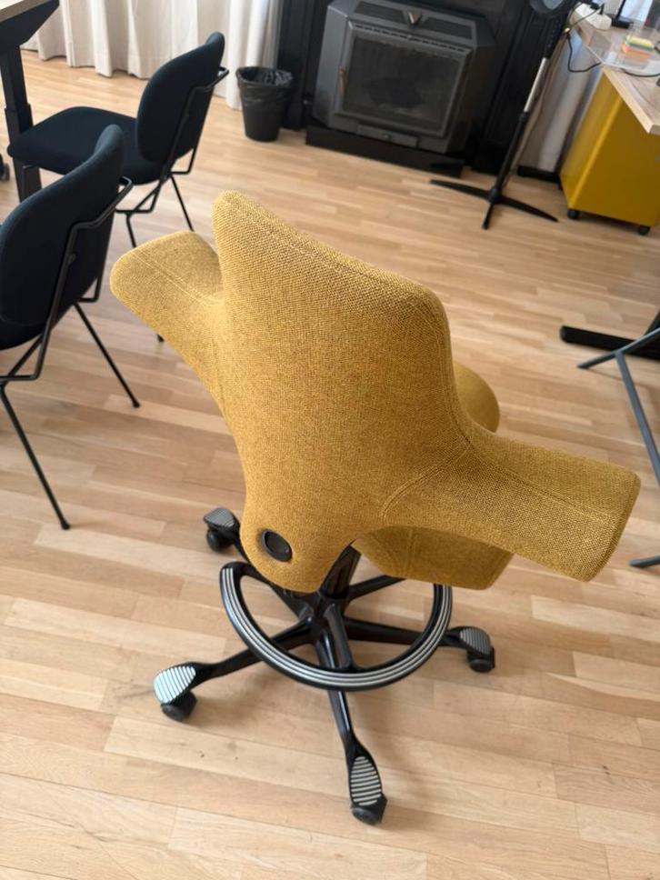 HÅG Capisco hoge uitvoering – zit 530–790 mm – mosterdgeel, Huis en Inrichting, Bureaustoelen, Zo goed als nieuw, Zwart, Ergonomisch