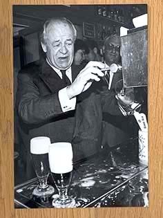Org z/w foto 20x30cm Freddy Heineken achter de tap, Verzamelen, Verzenden, Nieuw, Overige typen, Heineken