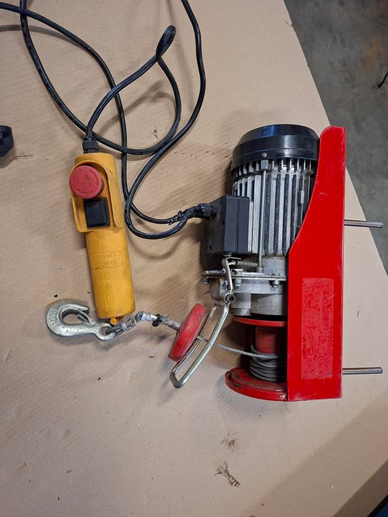 Elektrische lier met 220 cm kabel - Werkt, Doe-het-zelf en Verbouw, Lieren en Takels, Ophalen, Gebruikt, Elektrisch