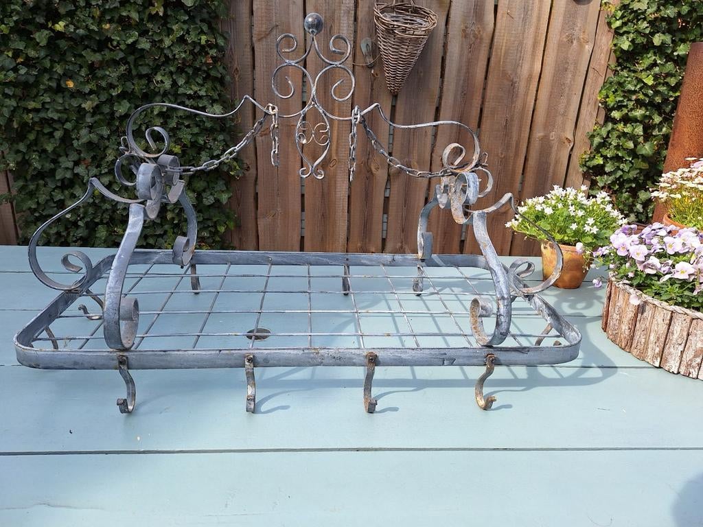 Smeedijzeren plafondrek met haken, Ophalen