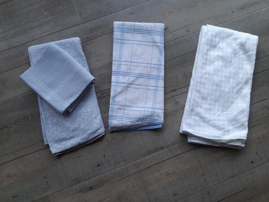 3 tafel lakens voor ronde eethoek, Huis en Inrichting, Ophalen, Gebruikt, Wit, Tafelkleed of Tafelzeil