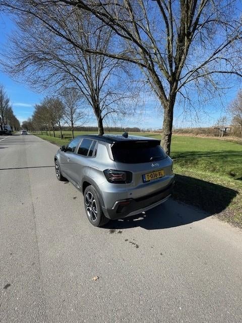 Jeep Avenger 1st Edition 54 kWh 156pk Automaat 2023 Grijs, Auto's, Jeep, Metallic lak, Stof, Zwart, 156 pk