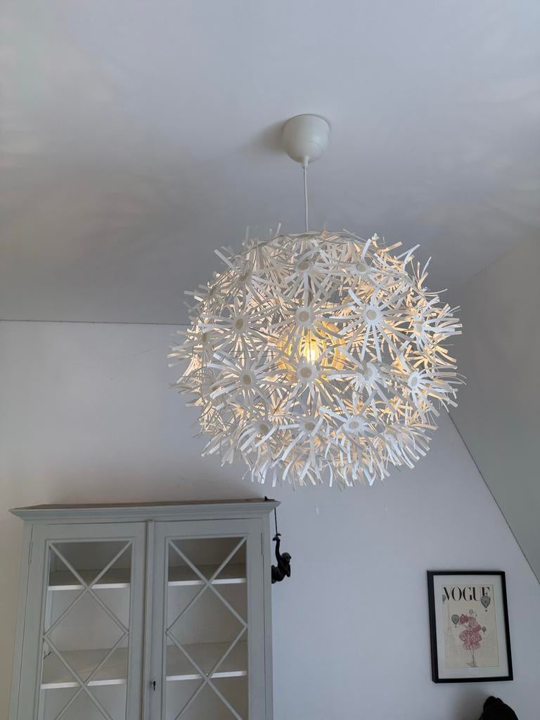 2x IKEA Maskros Hanglamp, Huis en Inrichting, Lampen | Hanglampen, Ophalen, Gebruikt, Kunststof, 50 tot 75 cm