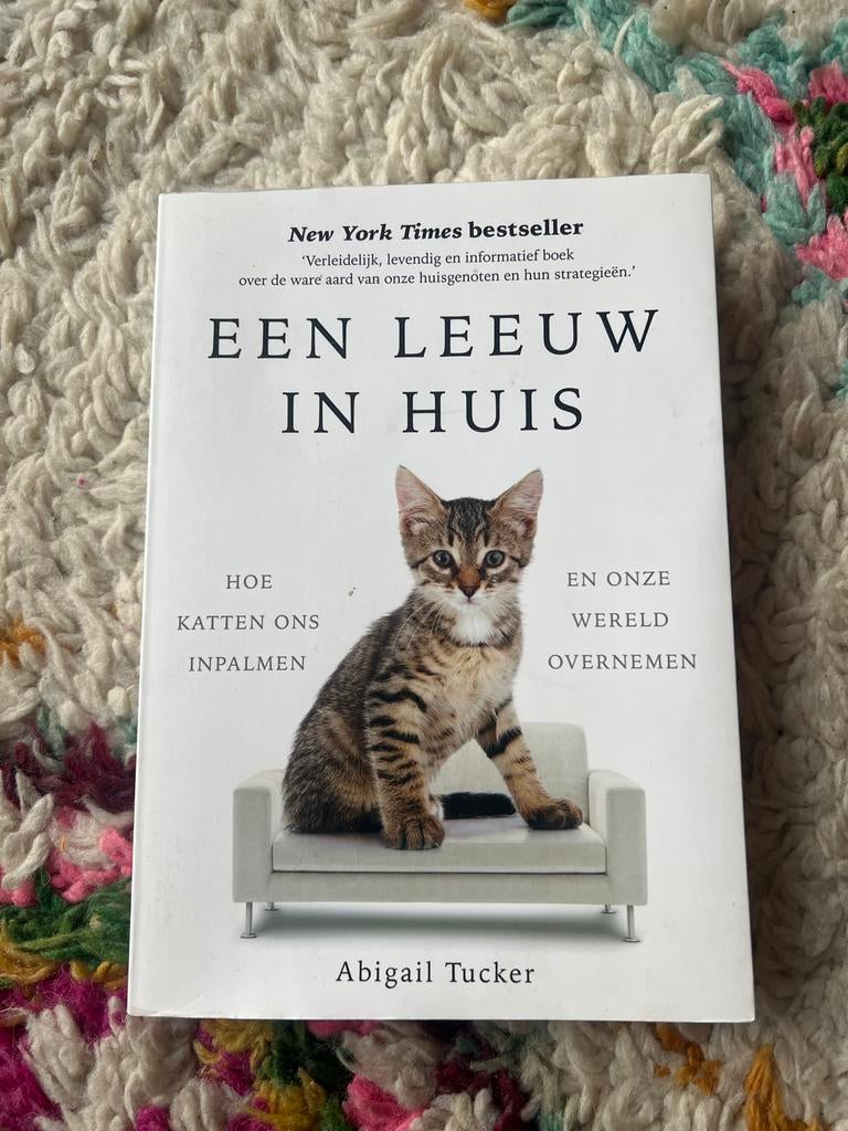 Een Leeuw in Huis - Hoe katten ons inpalmen, Ophalen of Verzenden, Zo goed als nieuw, Katten