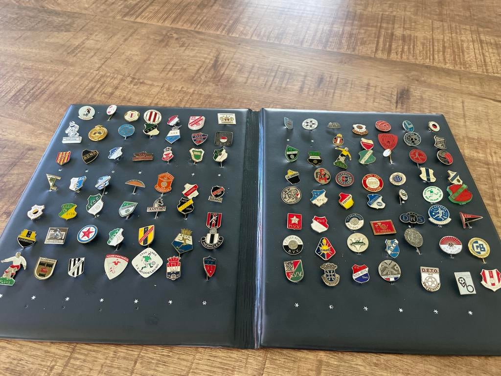 Verzameling voetbalpins/speldjes in album, Verzamelen, Speldjes, Pins en Buttons, Ophalen of Verzenden, Gebruikt, Sport, Speldje of Pin