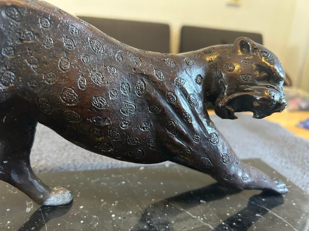 Bronzen luipaard sculptuur op marmeren voet, Antiek en Kunst, Ophalen of Verzenden