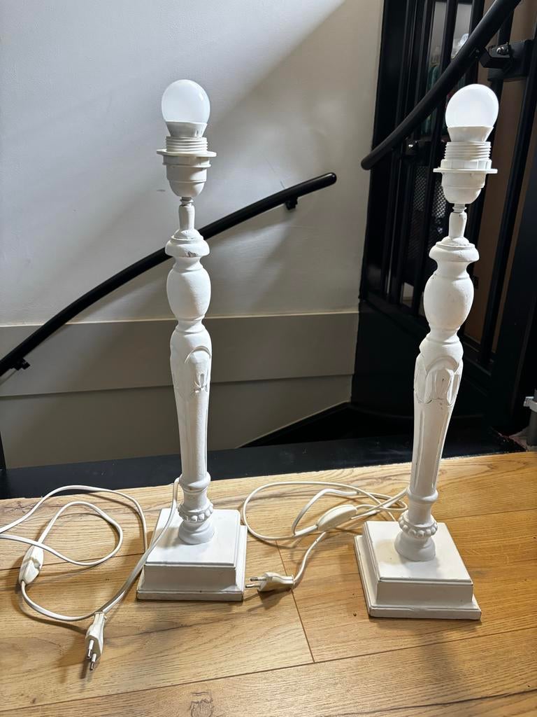 Twee witte brocante tafellampen met snoer, Ophalen of Verzenden, Gebruikt, Hout, 50 tot 75 cm