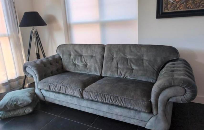 Chesterfield stijl 3-zits bank Caisey, Haros 🇱🇺, Huis en Inrichting, Banken | Bankstellen, Ophalen, 75 tot 100 cm, Stof, 250 tot 300 cm