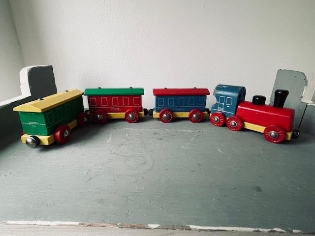 Houten vintage trein. Locomotief met 3 wagons hout . Heros., Ophalen, Gebruikt, Rij- of Hobbelspeelgoed