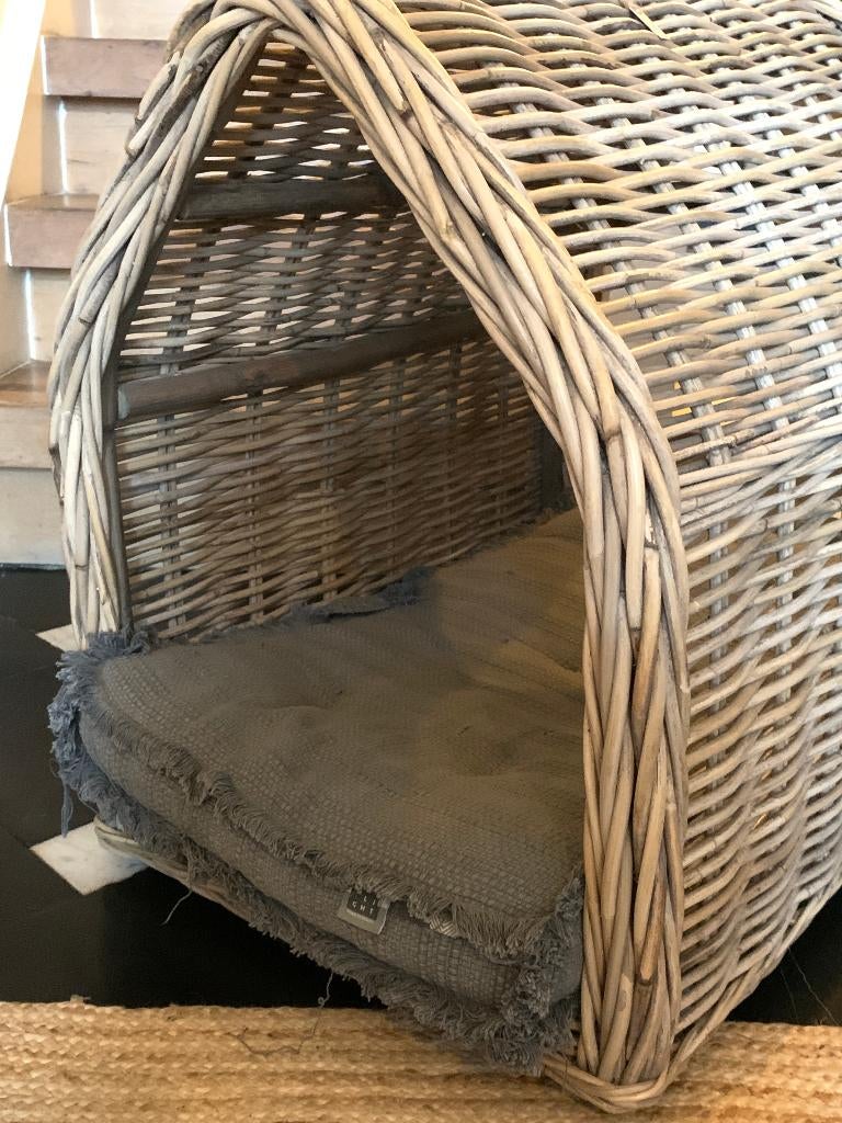 Hondenmand huis van riet/rotan, Ophalen, Zo goed als nieuw, Riet