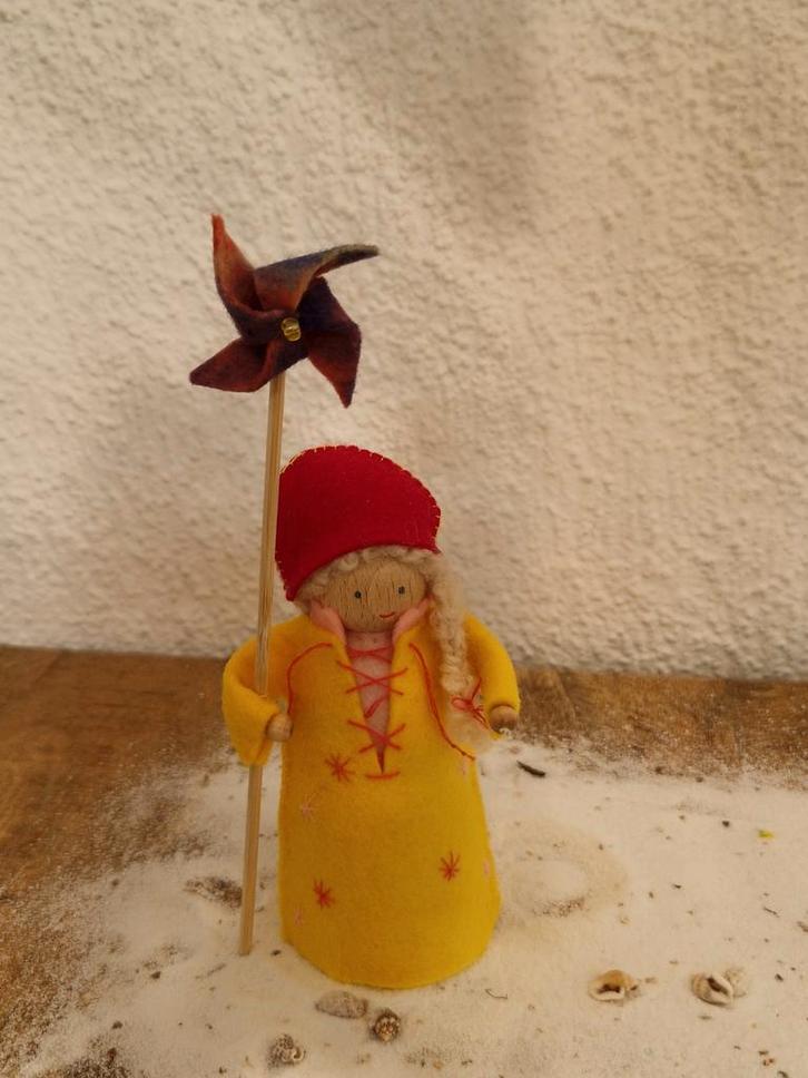 Seizoenstafelpopje met windmolentje van wolvilt, Hobby en Vrije tijd, Overige Hobby en Vrije tijd, Nieuw, Ophalen of Verzenden