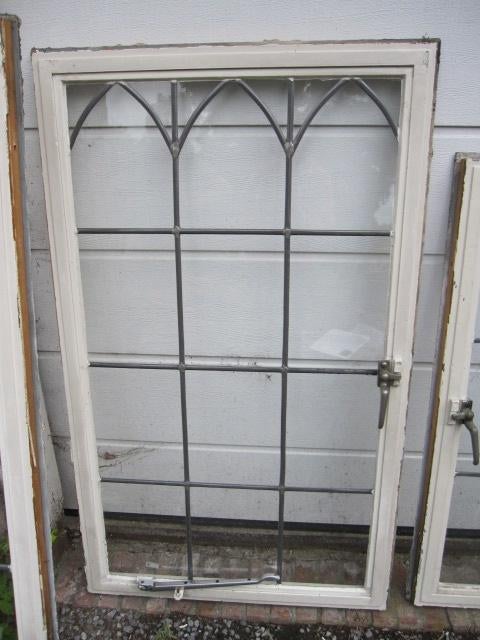 104h x 78br Stalen raam, naar buiten te openen glas in lood