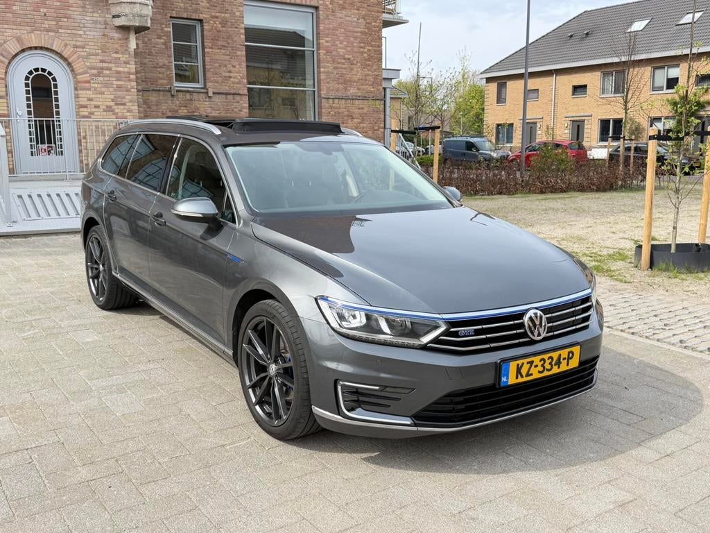 Volkswagen Passat 1.4 TSI 218pk GTE Pano/carplay/Navi, 93 €/maand, Te koop, 750 kg, Leder en Alcantara
