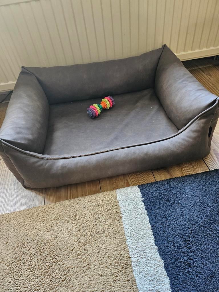 Z.g.a.n. hondenmand (leatherlook). Kleur: taupe. 80x60x20cm, Ophalen, Zo goed als nieuw