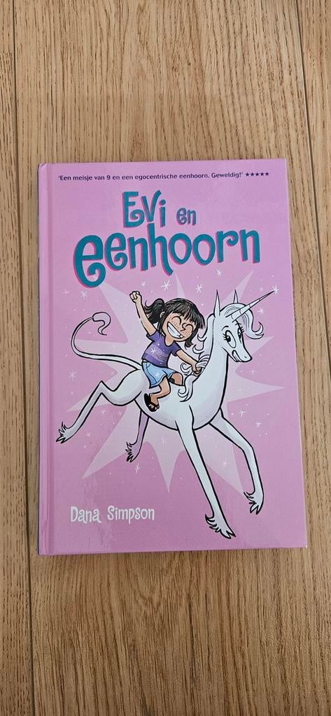 Evi en Eenhoorn - Dana Simpson, Boeken, Ophalen of Verzenden, Zo goed als nieuw, Dana Simpson, Fictie algemeen