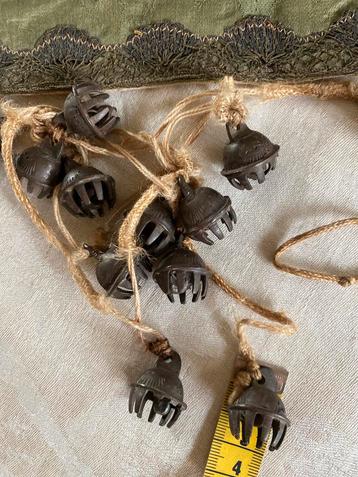 Kleine koperen? of metalen belletjes (gereserveerd JOSY) beschikbaar voor biedingen