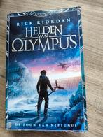 Rick Riordan Helden van Olympus De zoon van Neptunus iznst, Boeken, Ophalen of Verzenden, Rick Riordan