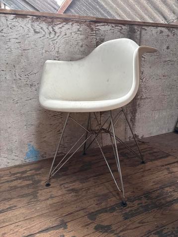 Witte Kuipstoel Eames Stijl beschikbaar voor biedingen