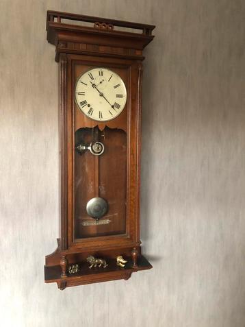 Wandklok met slinger. Het uurwerk doet het nog. beschikbaar voor biedingen