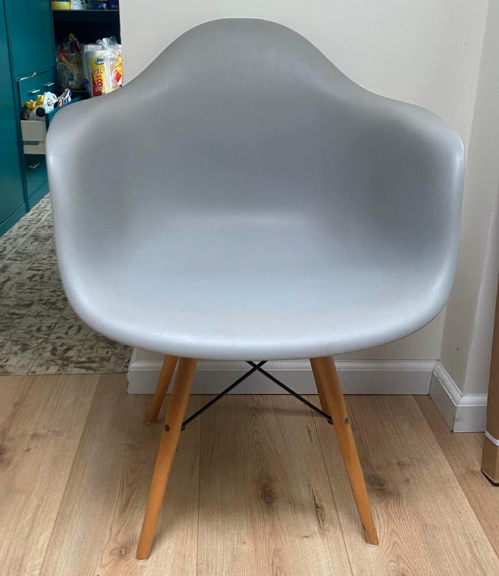 Twee grijze kuipstoelen, Huis en Inrichting, Stoelen, Gebruikt, Twee, Kunststof, Grijs, Ophalen