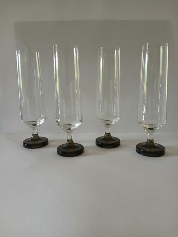 Champagne glazen 4 beschikbaar voor biedingen
