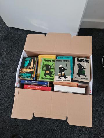 Volle verhuisdoos met romans / boeken beschikbaar voor biedingen