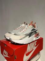 NIEUW IN DOOS! Maat 42,5 - Nike Air Max Furyosa Red Stardust, Kleding | Dames, Schoenen, Verzenden, Nike, Nieuw, Sneakers of Gympen