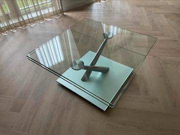 Salontafel met twee synchroon draaiende glazen tops beschikbaar voor biedingen