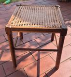 Vintage jaren 70 houten kruk met rotan zitting 35Lx35Bx35H, Huis en Inrichting, Krukjes, Ophalen, Gebruikt, Hout