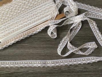 (Nr 74) Mooi fijn KATOEN oud KANT off-white met gouddraad beschikbaar voor biedingen