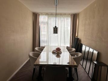 eettafel beschikbaar voor biedingen