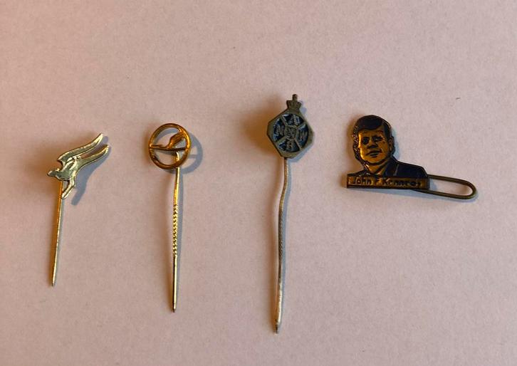 Vier speldjes (uit jaren 60?), Verzamelen, Speldjes, Pins en Buttons, Gebruikt, Overige onderwerpen, Ophalen of Verzenden