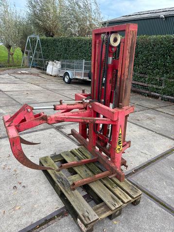 Wifo balen grijper met hefmast beschikbaar voor biedingen