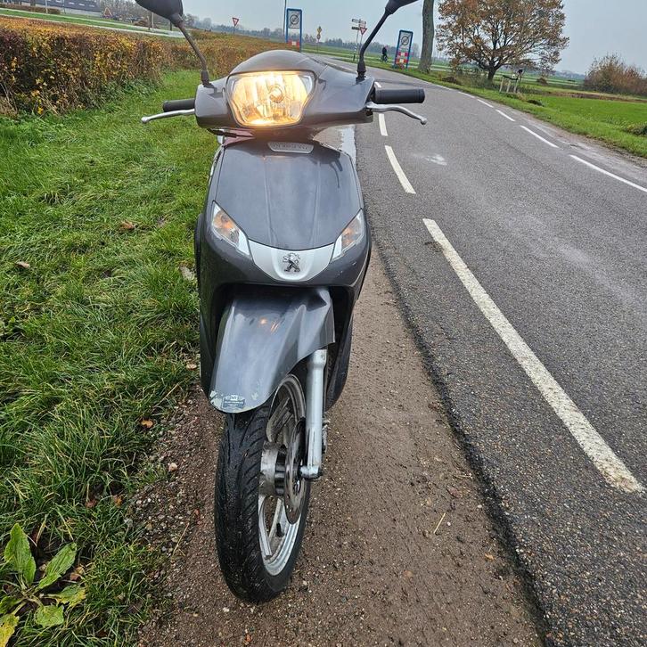 Peugeot Tweet scooter Geel kenteken, Fietsen en Brommers, Snorfietsen en Snorscooters, Zo goed als nieuw, Peugeot, Benzine, Ophalen