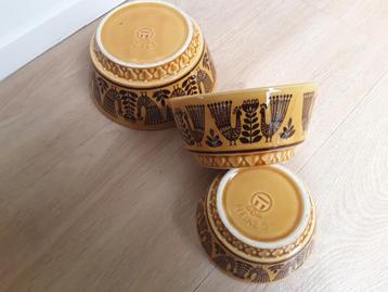 Prachtige vintage set schalen, okergeel met pauw, Heike GDR  beschikbaar voor biedingen