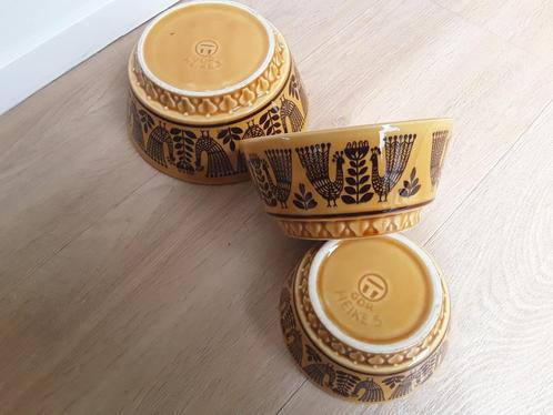 Prachtige vintage set schalen, okergeel met pauw, Heike GDR, Huis en Inrichting, Keuken | Servies, Zo goed als nieuw, Schaal of Schalen