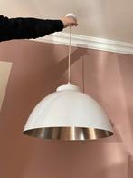 Mooie witte hanglamp met zilverkleurige binnenkant, Huis en Inrichting, Lampen | Hanglampen, Ophalen, Zo goed als nieuw, Metaal