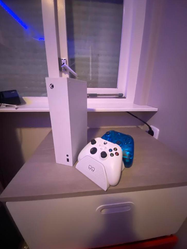 Xbox CS + 2 Controllers + Oplaadstation - Zo goed als nieuw, Spelcomputers en Games, Spelcomputers | Xbox Series X en S, Zo goed als nieuw