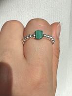 Zilveren bolletjes stretch ring met echte malachiet, 18 tot 19, Verzenden, Nieuw, Dame