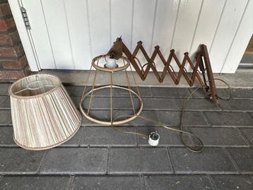 Retro mid century houten schaar wandlamp met 2 kappen beschikbaar voor biedingen