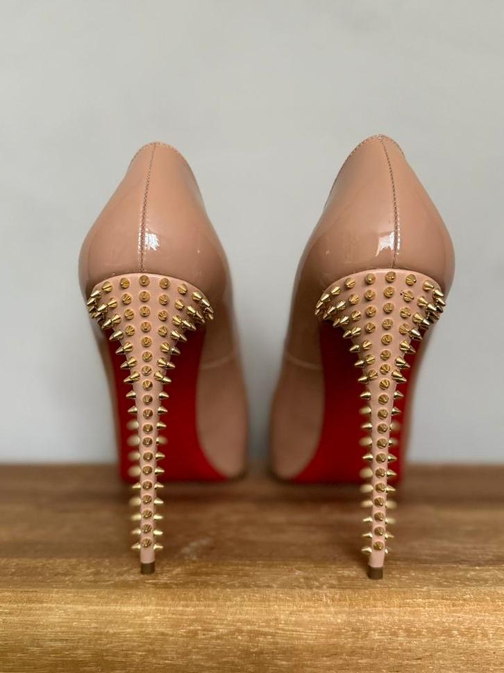 Christian Louboutin New very prive beige patent calf spikes, Kleding | Dames, Schoenen, Zo goed als nieuw, Pumps, Beige, Ophalen of Verzenden
