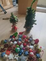 Tk 2 kerstboompjes en diverse decoratie., Diversen, Kerst, Ophalen
